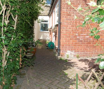 2 bedroom terraced house to rent - Photo 2