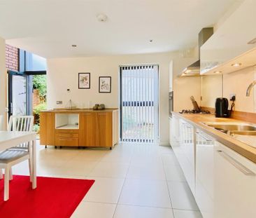 2 bedroom mews to rent - Photo 4