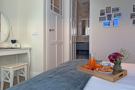 Elegante apartamento de 3 dormitorios con confort moderno y carácter original en Ruzafa - Photo 2