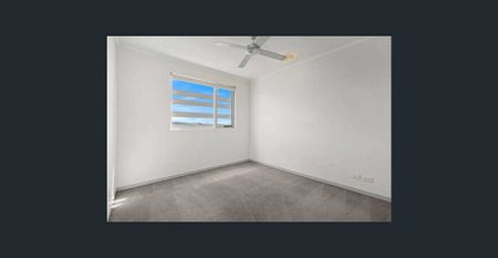 Modern apartment in the Heart of Robina with Tranquil Water Views! - Photo 2