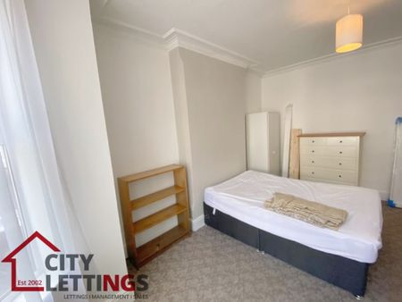 4 Bedroom Mid Terraced House - Photo 3