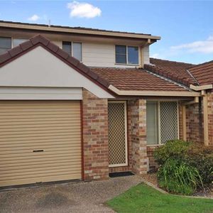 This comfortable 2-bedroom townhouse is in a perfect location - Photo 2