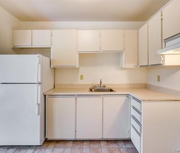 5025 Boul. des Sources, #302 - Photo 3