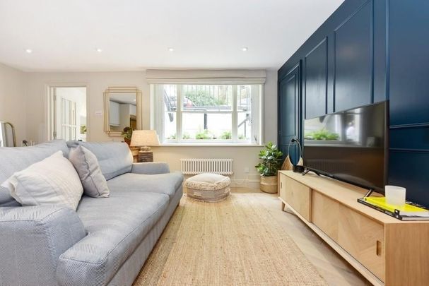 Studio Flat, Kensington Gardens Square, W2 - Photo 1