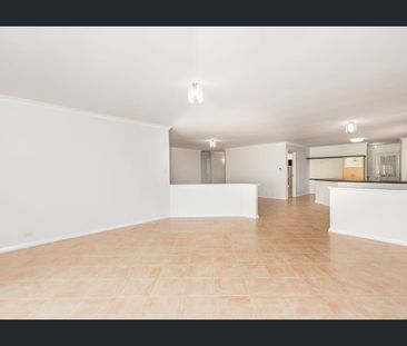 Modern Living: 4 Bedrooms, Open Plan & Theatre Room! - Photo 2