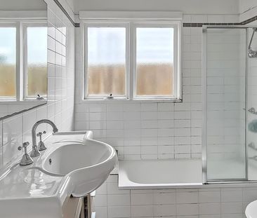 Spacious and Well-Presented Home - Photo 4