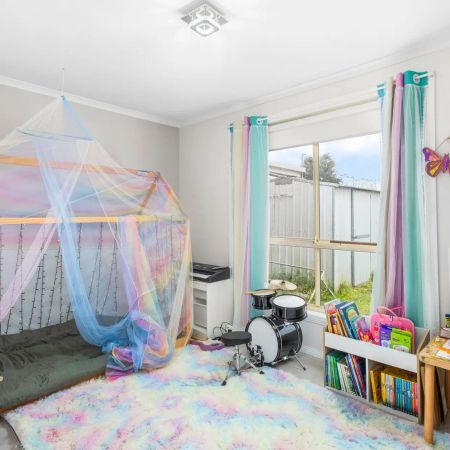 Charming Family Home - Photo 4