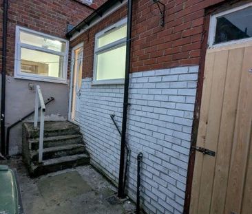 2 bedroom end of terrace house to rent - Photo 5