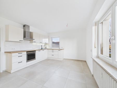 Frisch renovierte Erdgeschosswohnung mit Südwestterrasse und umliegenden Garten - Photo 2