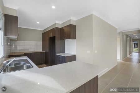 “Modern & Charming Home In Werribee” - Photo 2