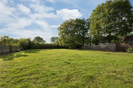 A well presented four bedroom detached bungalow situated 1 mile from Bookham station. - Photo 4