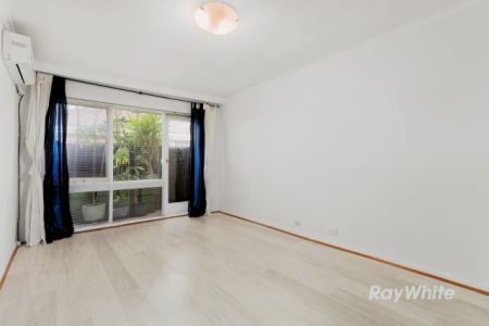 3Bedrooms, 1Bathrooms - Photo 2