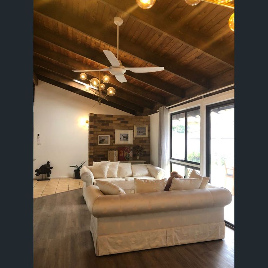 Newly renovated open living 3 bedrooms family home, available now. - Photo 1