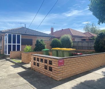 2 Bedroom unit in ideal location - Photo 2