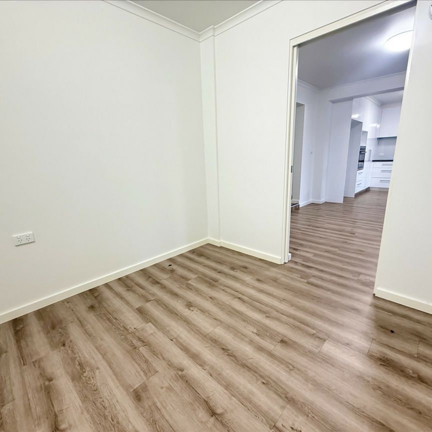 Modern Five Bedroom Unit in Atherton - Photo 1
