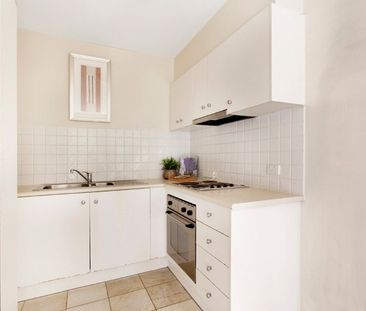 3/10 Violet Street, Essendon VIC 3040 - Photo 2