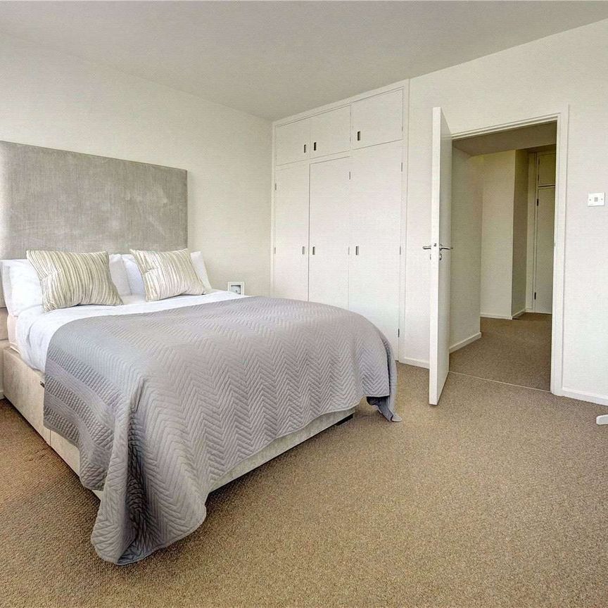 This spacious one bedroom one bathroom apartment is set on the seventh floor of this superbly located building in the heart of Westminster. - Photo 1