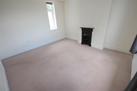 3 Bedroom House - Detached To Let - Photo 2