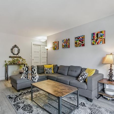 Grand condo 5 ½, entièrement rénové, 2 stationnements déneigés, rangement - Photo 3