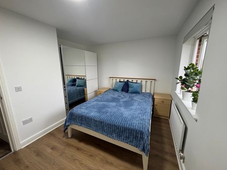 Room in a Shared House, New Forest Village, LS10 - Photo 3