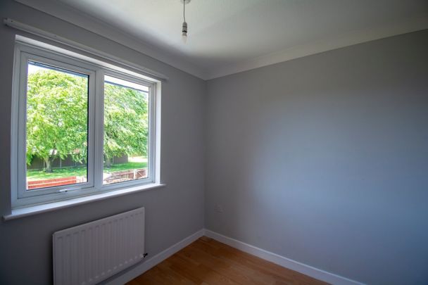 Large 3 Bed Terraced house in Throop - Photo 1