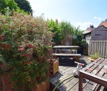 3 bedroom house - end terrace to rent - Photo 2