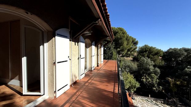 A LOUER _ Haut de villa 4 pièce(s) 103.87 m2 renové avec terrain arboré, terrasse et garage, - Photo 1