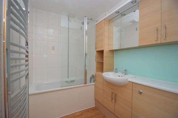 Bedroom Terraced Bungalow In Guildford, GU1 - Photo 1
