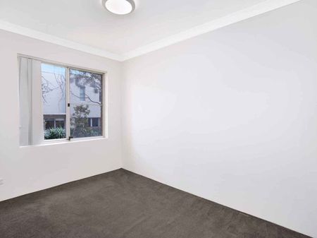 3 Bedroom apartment with Lock up Garage- 6 month lease - Photo 2
