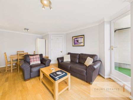 2 bedroom flat to rent - Photo 2