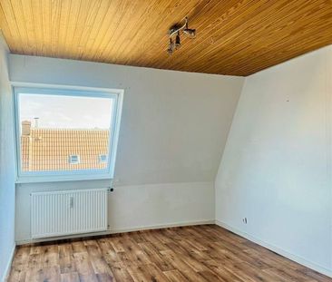 Helle 2-Zimmer-Dachgeschosswohnung in zentraler Lage // IltisstraÃ... - Photo 2