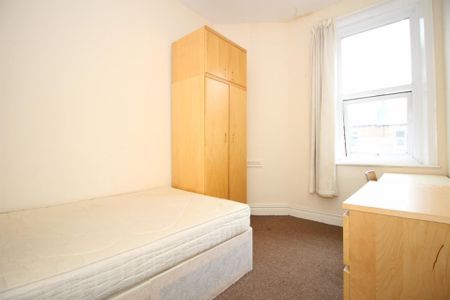 3 bedroom Student Flat to rent in Coniston Avenue, Jesmond, Newcastle upon Tyne, NE2 - Photo 4