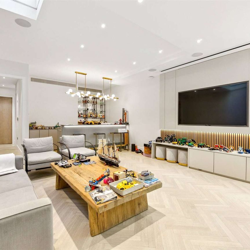 A semi-detached family house with 40 ft garden close to Westbourne Grove - Photo 1