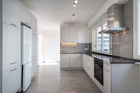 Beautiful 3.5 room apartment with balcony located in the city center of Lausanne - Photo 3