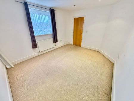 2 bed flat to rent in Bramhall Road, Liverpool, L22 - Photo 2