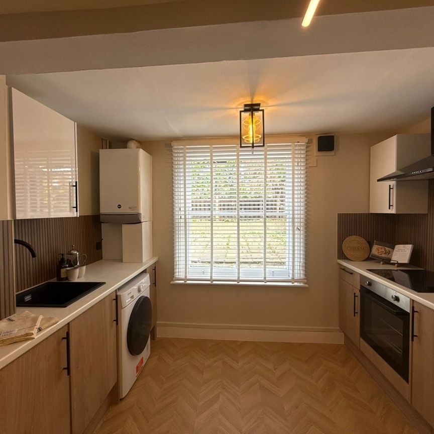 3 Bed Terraced House, St. Stephens Grove, SE13 - Photo 1