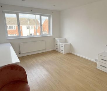 4 bedroom semi-detached house to rent - Photo 5