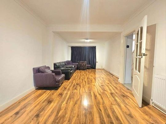 Mornington Crescent, Hounslow, TW5 - Photo 1