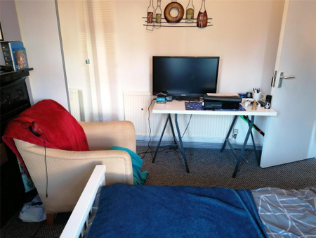 4 bedroom end of terrace house to rent - Photo 4