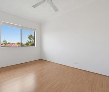 Light Filled Two Bedroom Apartment in Convenient Carlton Location - Photo 3