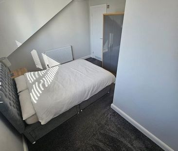 Room 5, St Lukes Road, Holbeck, Leeds, LS11 8JA - Photo 5