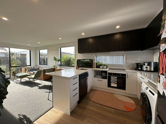A stylish and sunny townhouse! - Photo 1