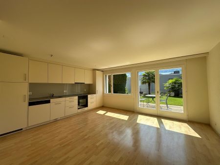Helle und moderne 2.5-Zimmer-Wohnung mit Garten und Sitzplatz - Photo 3