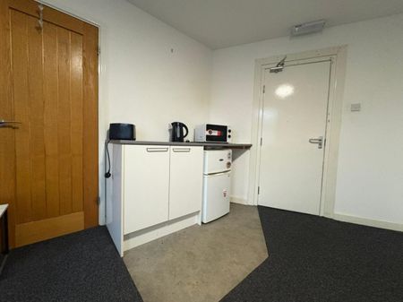 1 bed Studio - To Let - Photo 4