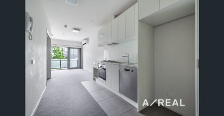 Stylish Apartment with Balcony & Natural Light - Photo 4