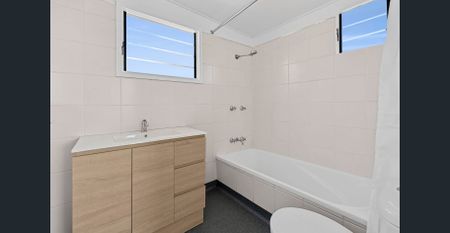 Spacious Queenslander living in prime Cairns North location - Photo 3