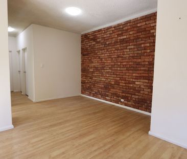 Modern Top Floor Two Bedroom Unit with Ensuite. - Photo 2