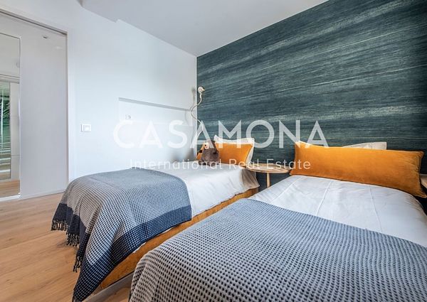 Designer 2 Bedroom Apartment with Balcony and Spectacular Views in Barceloneta