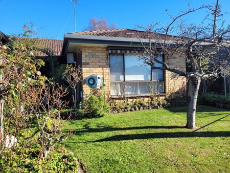 Lake Wendouree, 2BR, walk everywhere, light filled, cosy, 2 blocks from our beautiful Lake - Photo 5