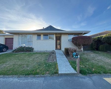 Two bedroom house with new carpet. - Photo 4